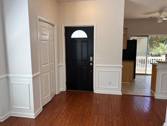 Building Photo - Beautiful Home, Mid-Island in Yacht Cove!