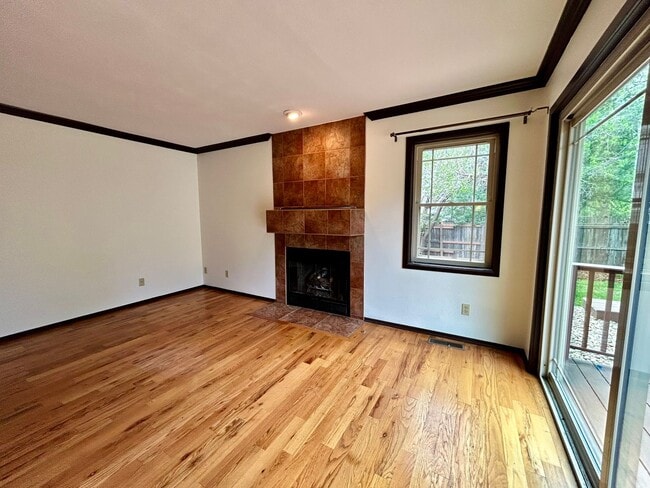 Building Photo - Beautiful 5 Bedroom Home with Large Private Yard