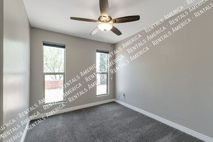 Building Photo - 4000 W Orangewood Dr