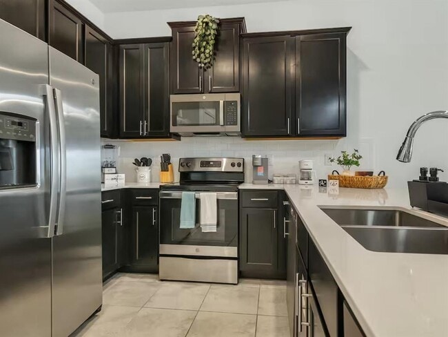 Building Photo - 1043 Splash Shot Pl