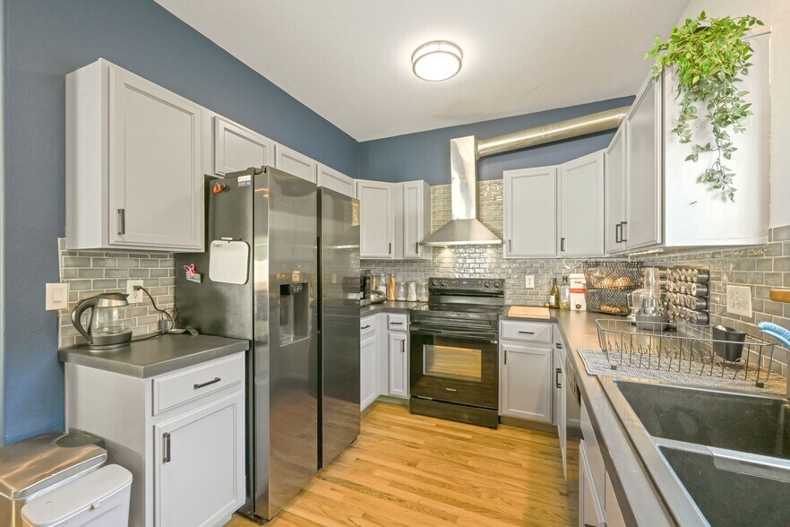 Kitchen - 2633 Clarion Ln