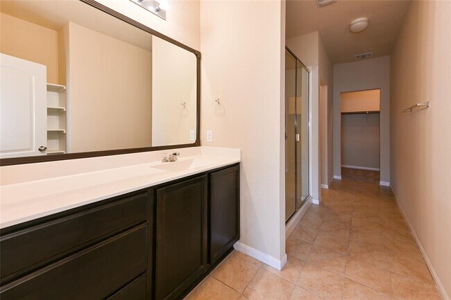 Building Photo - 613 Pinnacle Dr