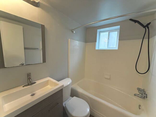 Building Photo - 1 Bedroom Apartment Available February 1st