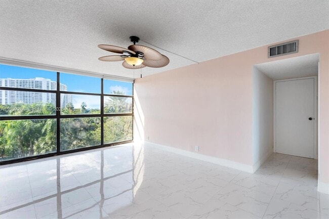 Building Photo - 600 Parkview Dr