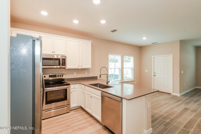 Building Photo - 7369 Palm Hills Dr