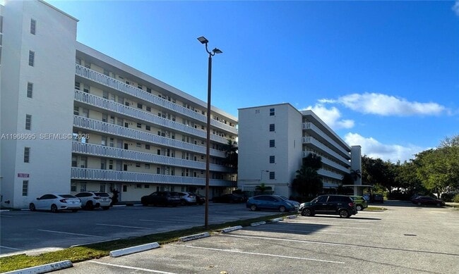 Building Photo - 2851 Leonard Dr