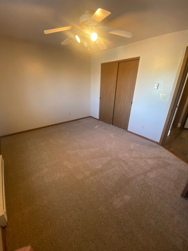 Building Photo - Private Entry Upper 2 Bedroom Apartment!