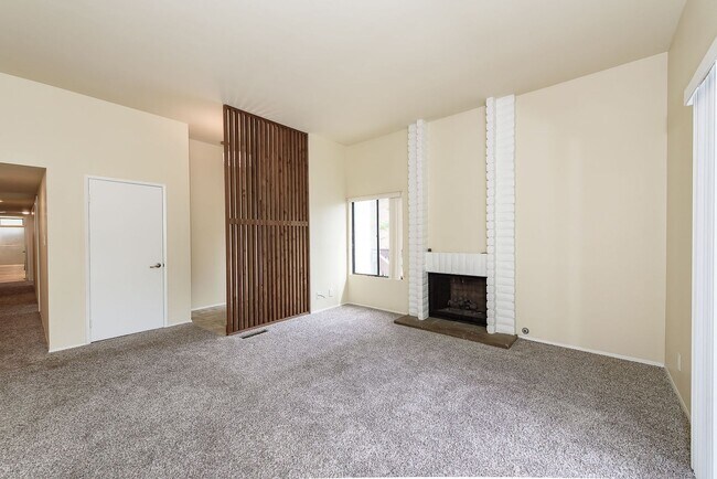 Building Photo - Spacious SDSU Townhome For Rent!