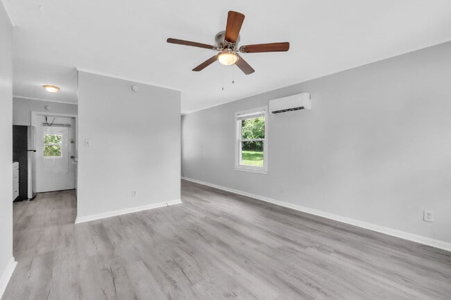 Building Photo - Newly renovated 2 BR / 1 BA Duplex in hear...