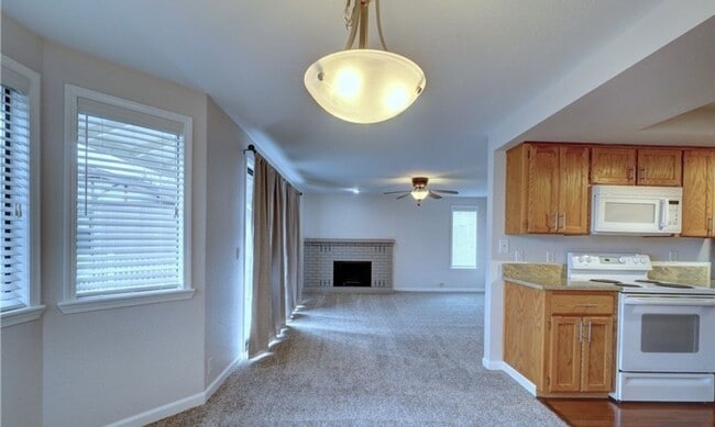 Building Photo - Charming 2 BR 2 Ba Apartment/Condo