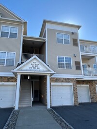 Building Photo - 2 bedroom, 2 full bathroom condo with 2 pa...