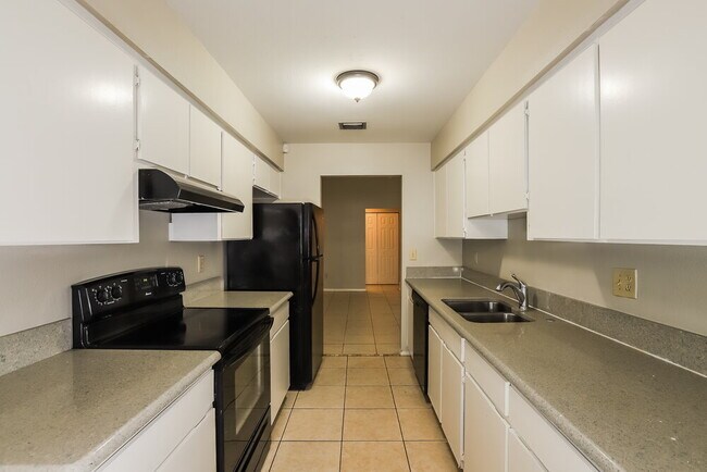 Building Photo - 110 Field Ln
