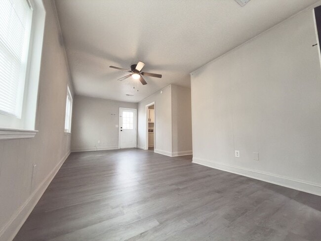 Building Photo - 836 White Oak Dr