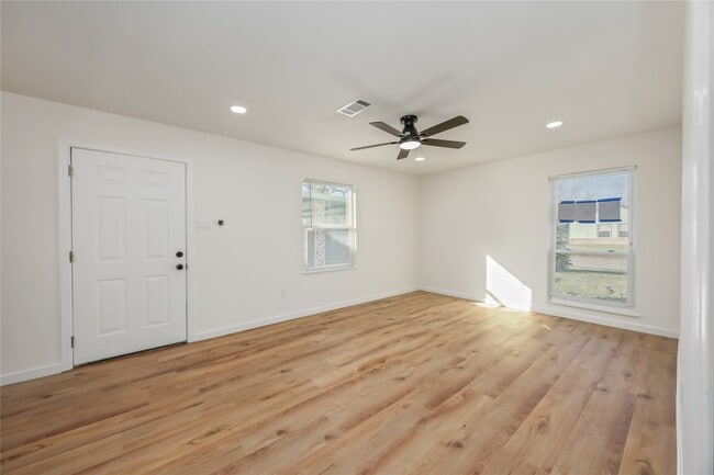 Building Photo - 5942 Ridgeway Dr