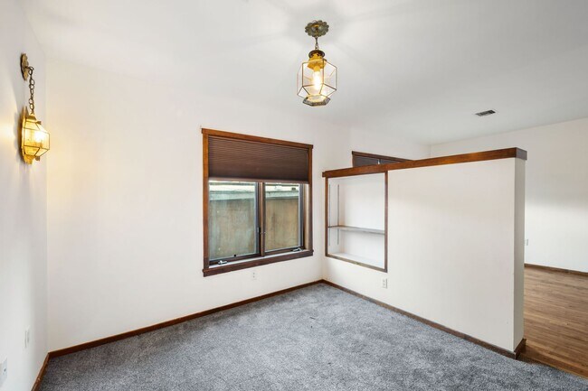 Building Photo - Inviting Studio in the Heart of Downtown S...