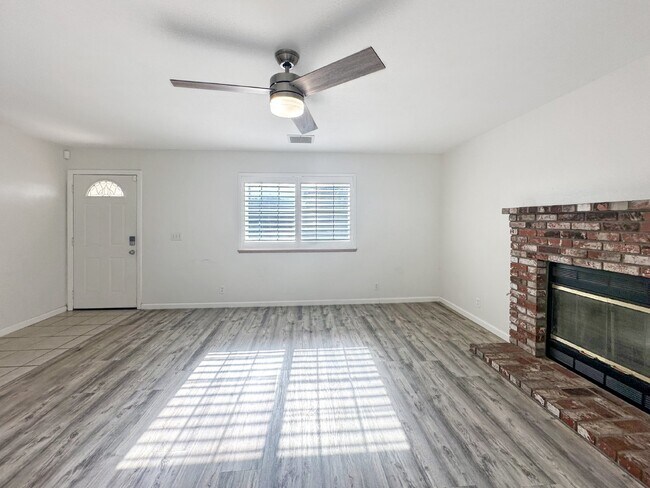 Building Photo - 1240 W Mariposa Ave