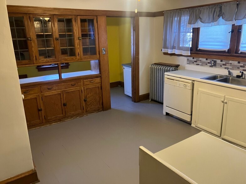 Huge kitchen - 1310 N Hawley Rd