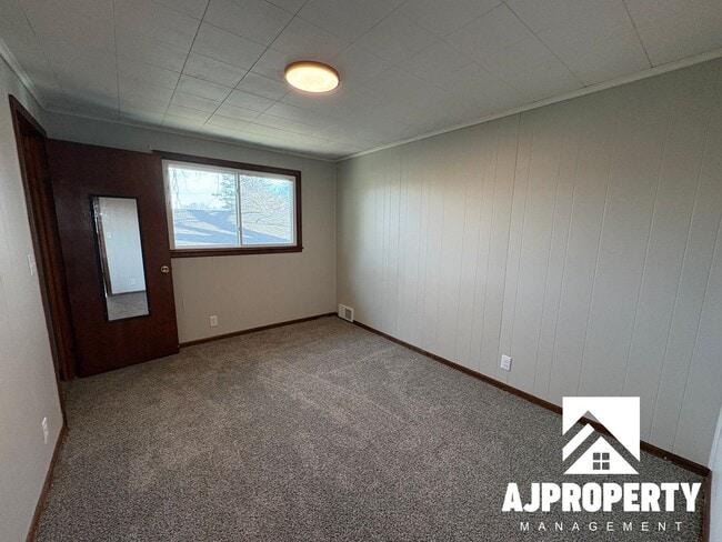 Building Photo - 213 W 39th St