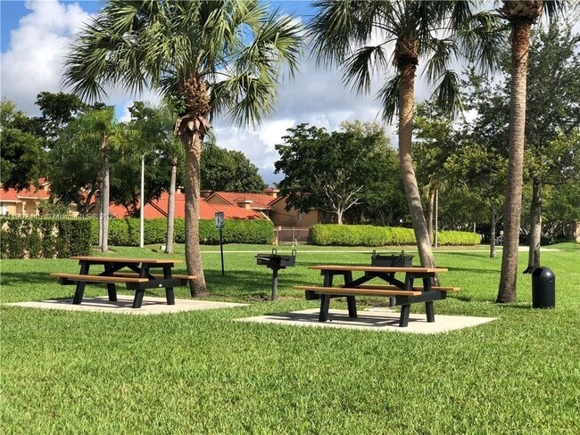 Building Photo - 3470 Pinewalk Dr N