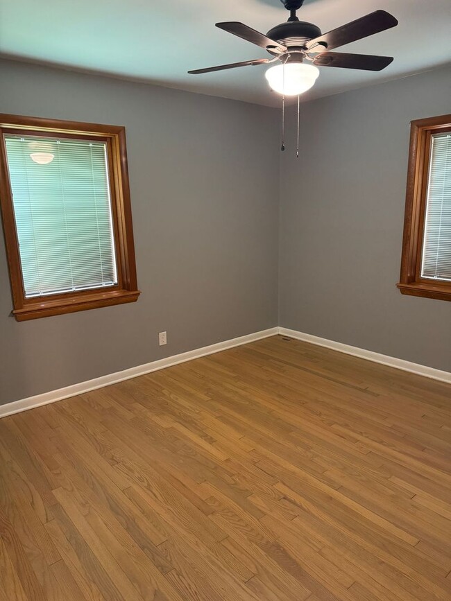 Building Photo - 3 Bedroom 2 Bath
