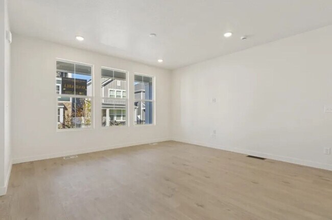 Building Photo - Beautiful 3 Bed 2.5 Bath in Highland!!