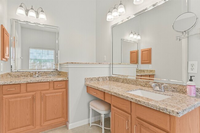 Building Photo - 313 Winding Oak Ln S