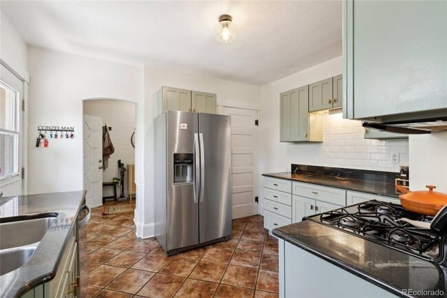 Building Photo - 326 N Logan Ave