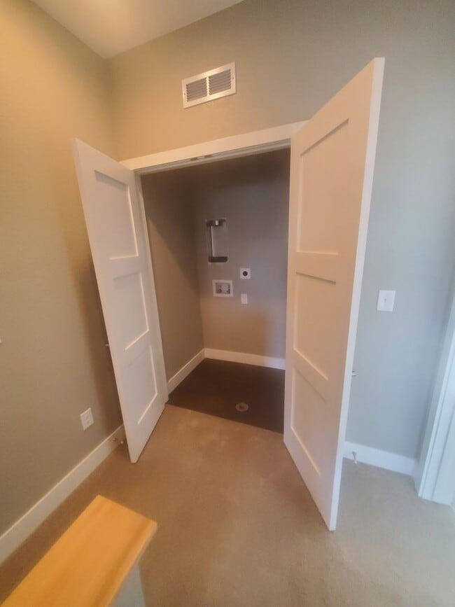 Building Photo - Beautiful and Updated 2BR Townhome With At...