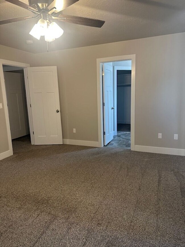 Building Photo - Amazing 3 bed, 2.5 bath with 2 car garage townhome!