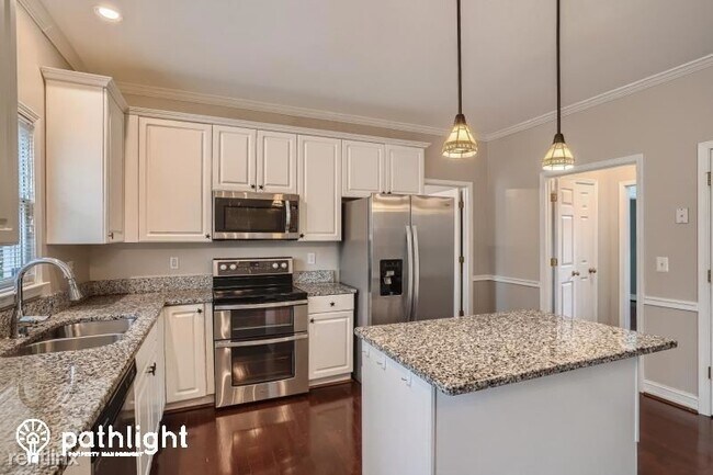 Building Photo - 4 br, 2.5 bath House - 1045 Mayfield Manor...