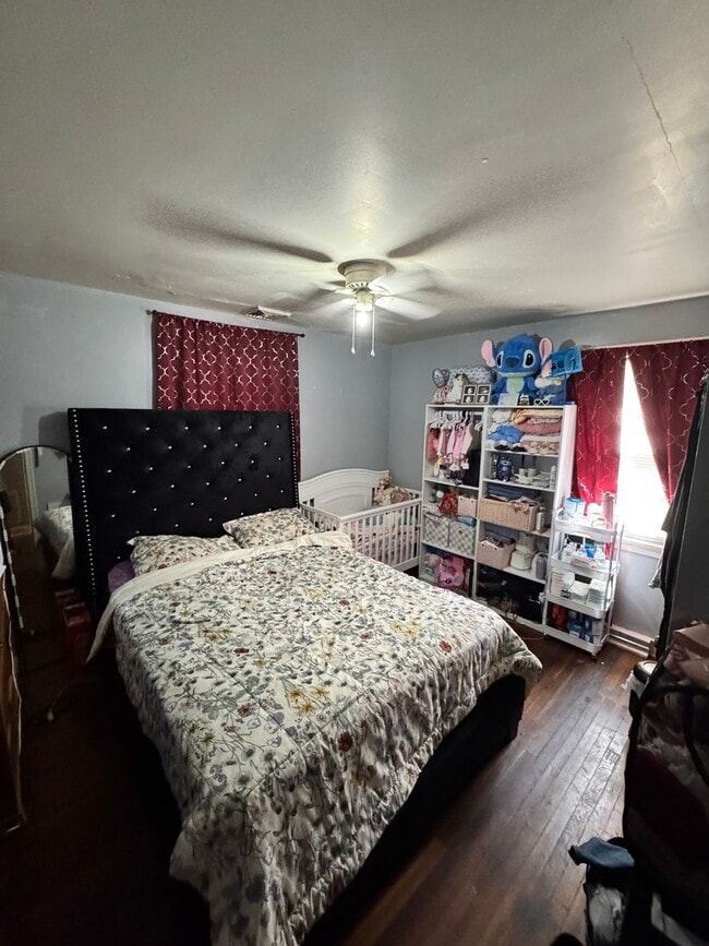 Building Photo - 5 bed 2 bath house with huge backyard