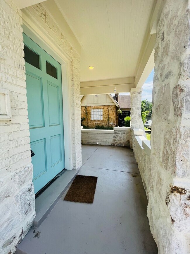 Building Photo - 2 minutes away from Rhodes College! Beautifully Renovated! Pets are owner's approval, fees do apply.