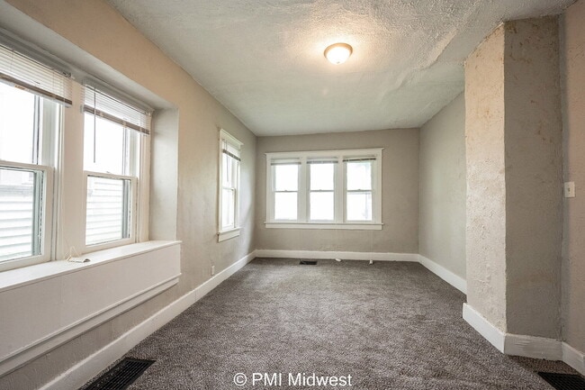 Building Photo - 130 N Gladstone Ave