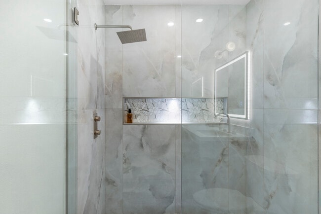 Building Photo - 269 Vista Royale Cir W