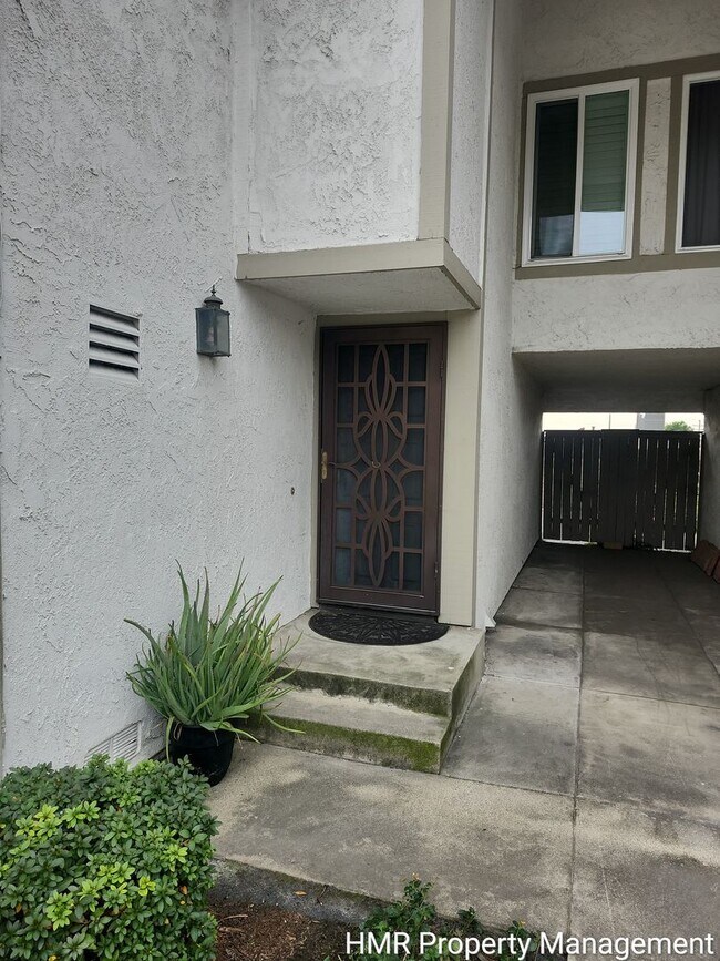 Building Photo - Large Condo in Claremont