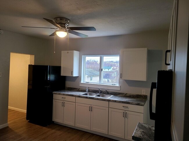 Building Photo - 411 1st St