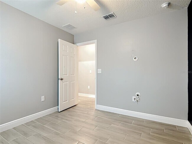 Building Photo - 3040 Lakes Crest Ave