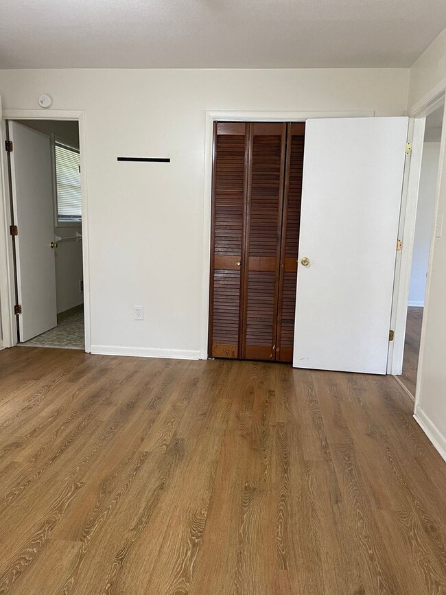 Building Photo - 1 Bedroom, 1 Bath Duplex Apartment on the Eastside! Available now!
