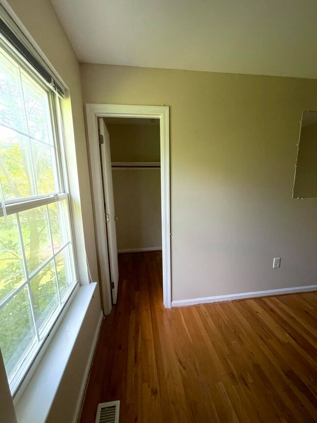 bedroom w/ walk-in closet - 7413 Columbia Ave