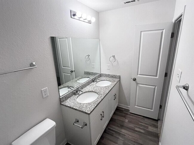 Building Photo - 15717 Del Norte Dr