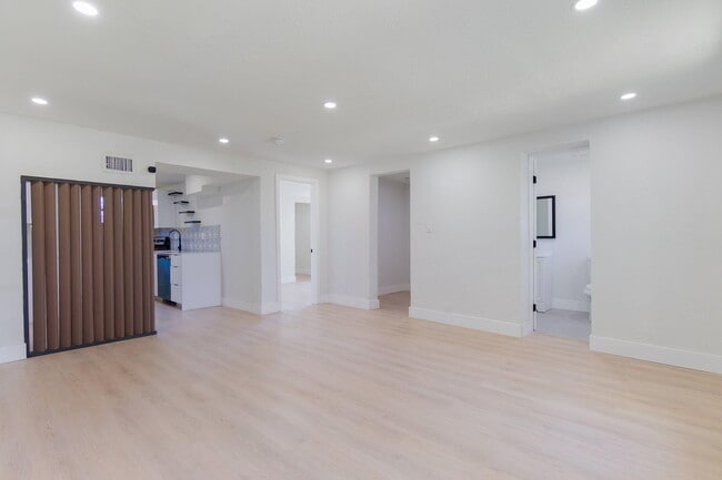 Building Photo - 1108 W 33rd St