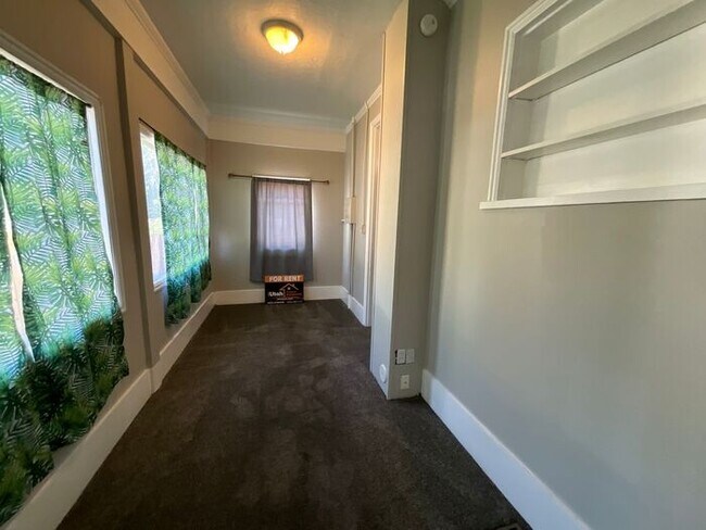 Building Photo - 3 bedroom 2 bath 1 car garage Home- Small Dog Friendly