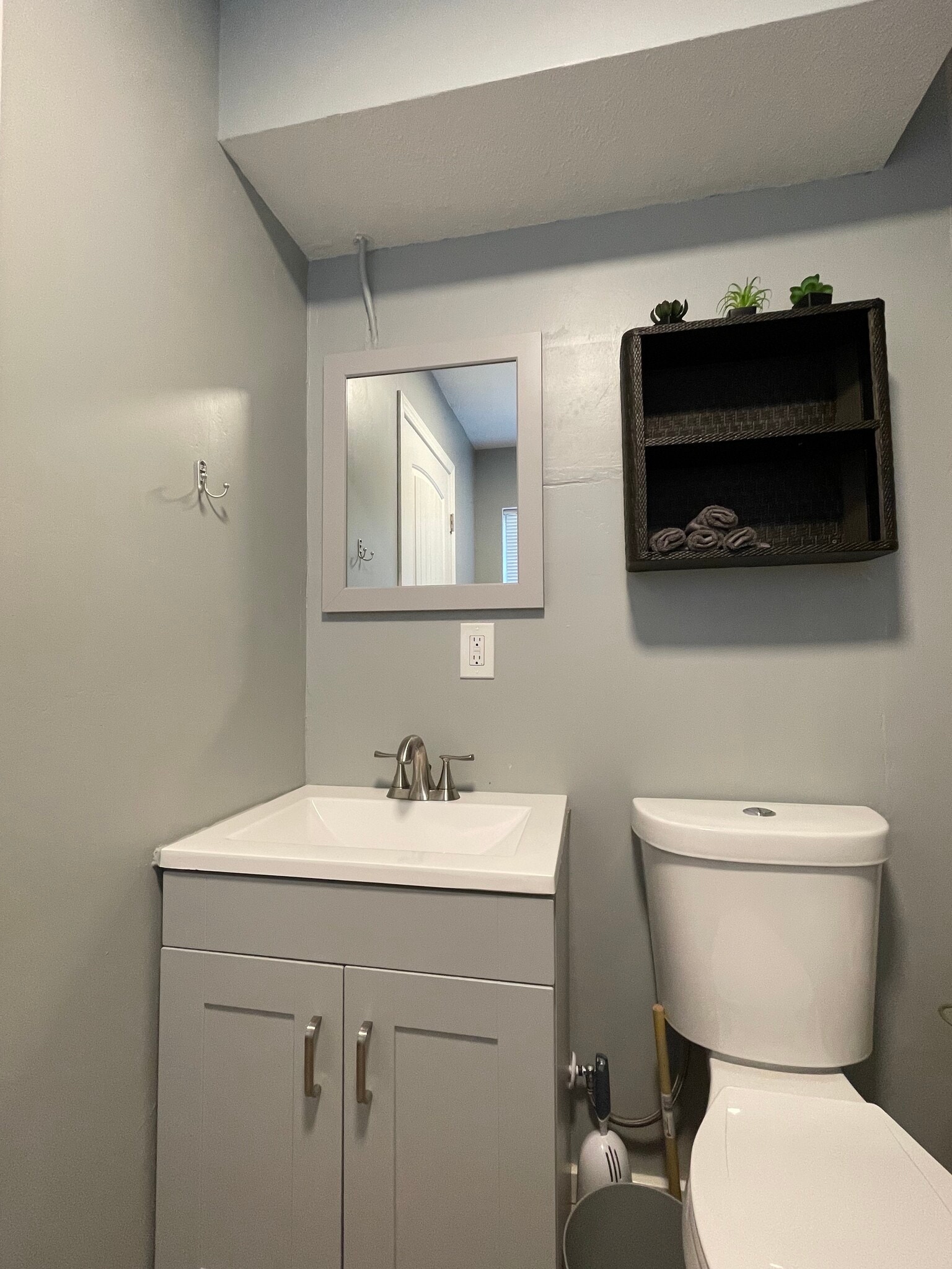 Bathroom Image 2 - 903 W Linden St