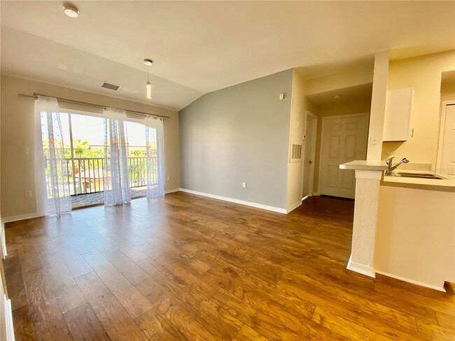 Building Photo - 5467 Vineland Rd