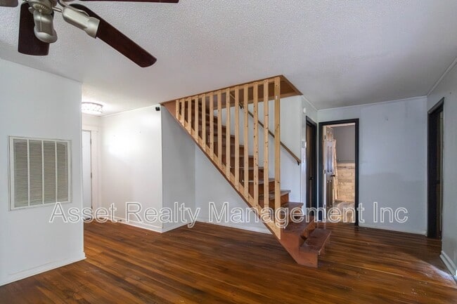 Building Photo - 817 Ridgeview Dr