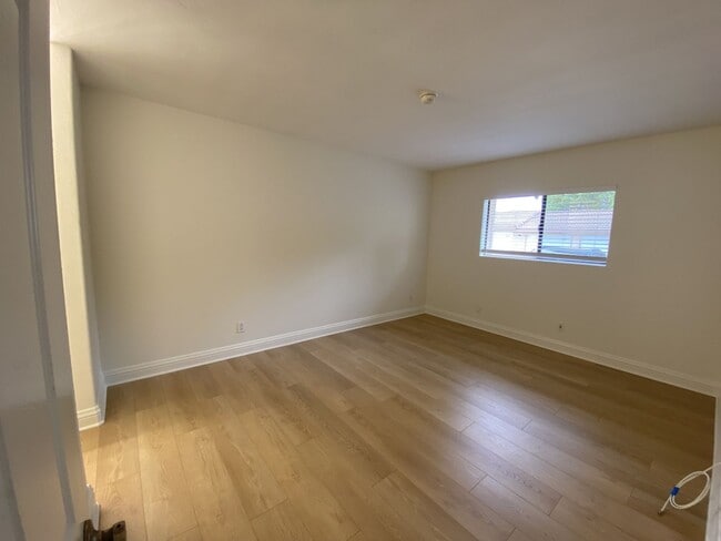 Building Photo - 2 Bedroom, 2 Bath, Downstairs Condo!