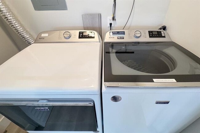 Building Photo - 1641 NE 5th Ct