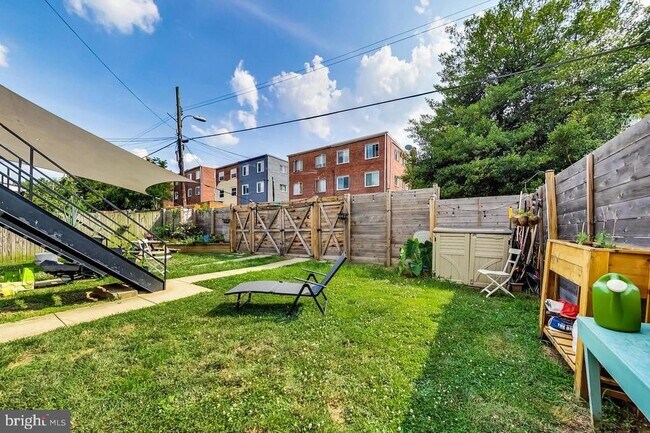 Building Photo - 213 Hawaii Ave NE