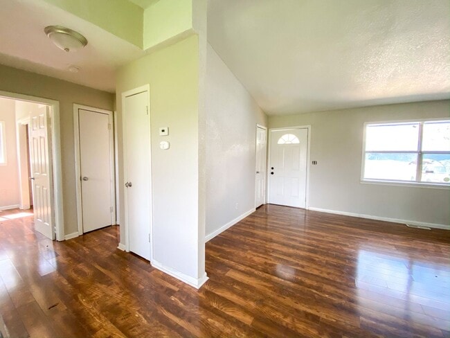 Building Photo - Spacious 3 Bedroom with Updated Kitchen