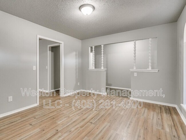 Building Photo - 1011 Crown Dr